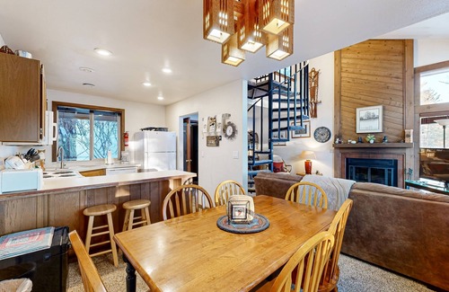 McCall Condo | Cozy Condo with Deck, Wood Fireplace - Easy Access to Golf and the Slopes