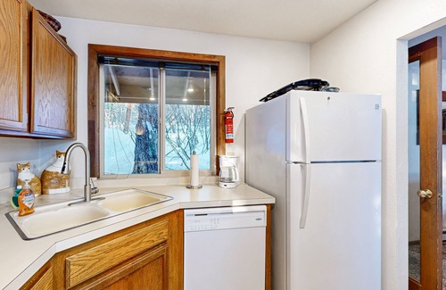 McCall Condo | Cozy Condo with Deck, Wood Fireplace - Easy Access to Golf and the Slopes