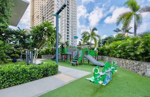 Kapitolyo Apartment | Cozy Condo with Netflix, Pool & Garden, Walk to Spas