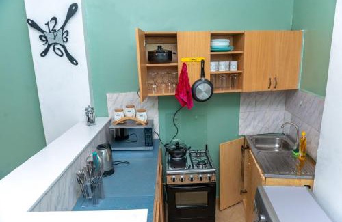 Kampala Apartment | COZY COOL ,WIFI 6 MINS WALK TO ACACIA MALL