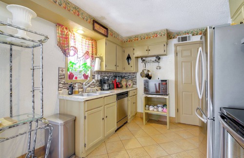 Whitehaven Cottage | Cozy Corner in Memphis - 4 Miles to Graceland!