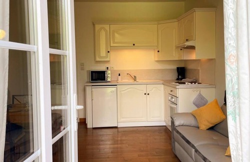 Saint-Claude-de-Diray Cottage | Cozy cottage with private terrace, parking and WiFi