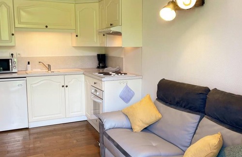 Saint-Claude-de-Diray Cottage | Cozy cottage with private terrace, parking and WiFi