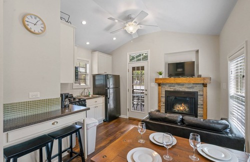 Queensbury Cottage | Cozy Cottage at Lake George Campsites!