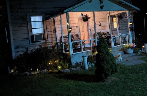 Livingston Manor House | Cozy cottage by the river in Catskill