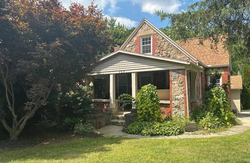 Mansfield House | Cozy Cottage Close to Downtown