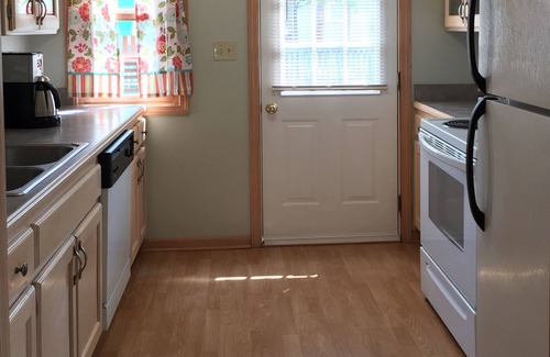 Manhattan House | Cozy Cottage, Fully Furnished, Quiet Downtown Neighborhood