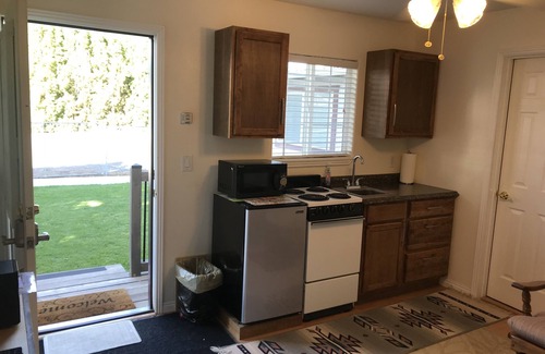Kimberly House | Cozy Cottage House B with Double Carports