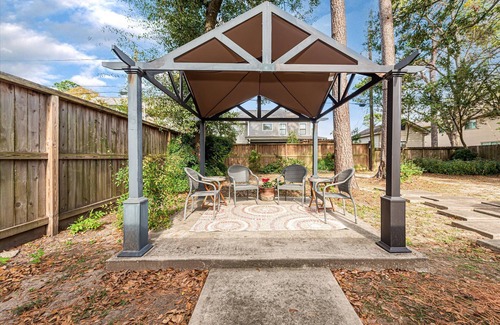 Garden Oaks House | Cozy Cottage in Oak Forest