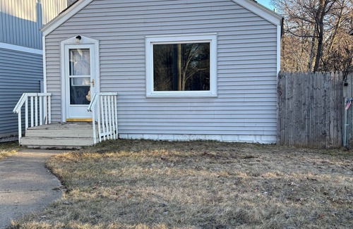 Traverse City House | Cozy cottage in the heart of Traverse City. Short walk to beach and downtown!