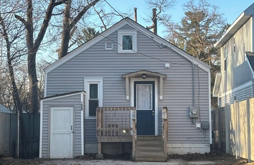 Traverse City House | Cozy cottage in the heart of Traverse City. Short walk to beach and downtown!