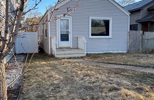 Traverse City House | Cozy cottage in the heart of Traverse City. Short walk to beach and downtown!