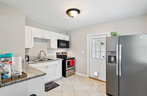 Disston Heights House | Cozy cottage near beach