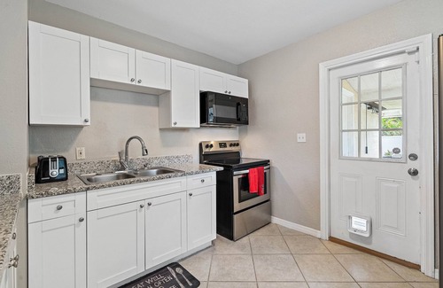 Disston Heights House | Cozy cottage near beach