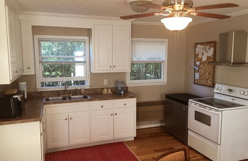 Caroleen Cottage | Cozy Cottage on 15 Acres of Forest Land. 15 min from the TIEC