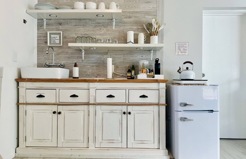 Jacksonville Cottage | Cozy Cottage on Applegate River Micro-Farm at Vineyards.15 Min to Jacksonville