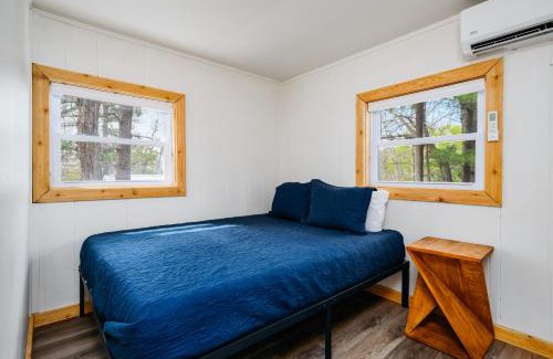 Mayfield House | Cozy Cottage on Arbutus Lake