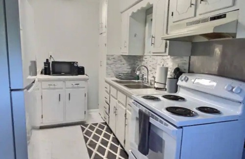 Lake Charles House | Cozy Cottage on Broad great for long-term stays