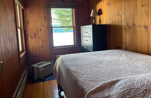 Poultney House | Cozy cottage on Lake St. Catherine with gorgeous sunset views