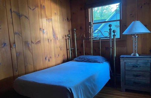 Poultney House | Cozy cottage on Lake St. Catherine with gorgeous sunset views