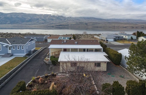 Desert Aire House | Cozy Cottage on the Columbia with breathtaking views w/hot tub