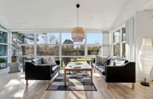 Smidstrup Strand House | Cozy Cottage Only 500 M From The Sea