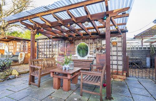 Bournemouth House | Cozy Cottage, Secure Garden, Dog Freindly