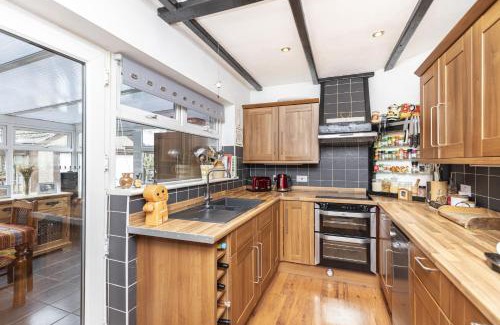 Bournemouth House | Cozy Cottage, Secure Garden, Dog Freindly