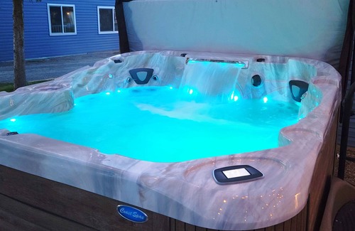 Garden City Cottage | Cozy Cottage w/Hot Tub, 2 Blocks from Lake, 15 minute drive to Beaver Mtn