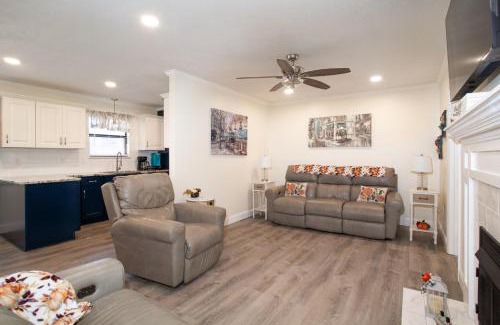 Pigeon Forge House | Cozy Cottage w Loveseat Fireplace Grill More