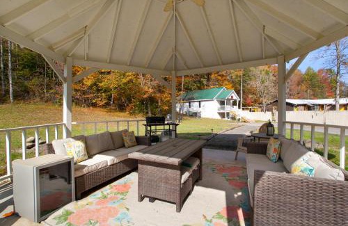 Pigeon Forge House | Cozy Cottage w Loveseat Fireplace Grill More