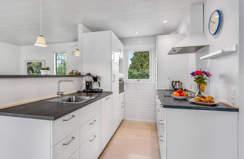 Diernæs House | Cozy cottage with a bright and beautiful heated winter garden.