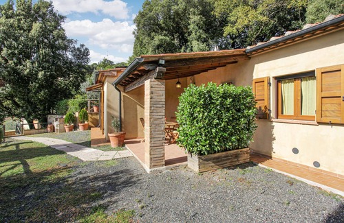 Lustignano House | Cozy cottage with beautiful countryside views and private pool.