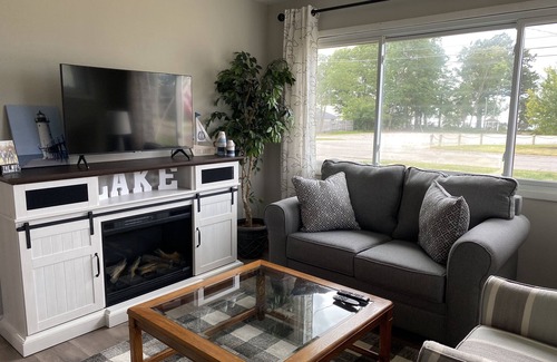 Vermilion House | Cozy cottage with lake view! 20 min from Cedar Point, Kalahari, & Sports Force!