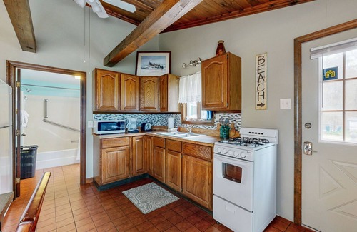 York Beach House | Cozy Cottage with Private Deck - Walk to Short Sands Beach