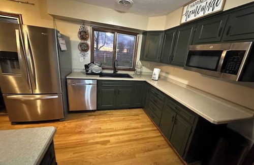 Goshen House | Cozy Country Home/Hot Tub/Pool/WI-FI/King Bed/Gym