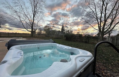 Goshen House | Cozy Country Home/Hot Tub/Pool/WI-FI/King Bed/Gym