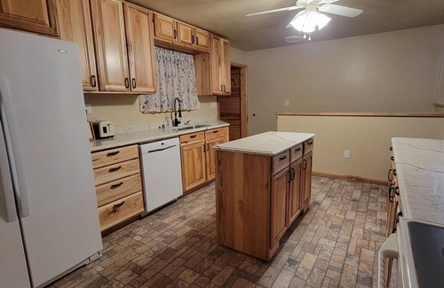 Twin Lake House | Cozy Country Home Near Lakes And Amusement Park