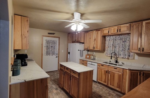 Twin Lake House | Cozy Country Home Near Lakes And Amusement Park