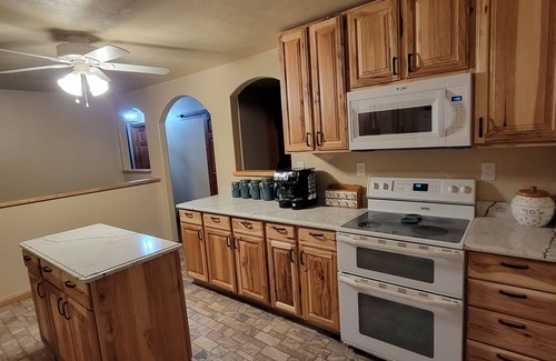 Twin Lake House | Cozy Country Home Near Lakes And Amusement Park