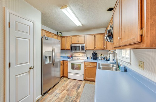 Cameron House | Cozy Couple's Getaway w/Private Yard in Cameron