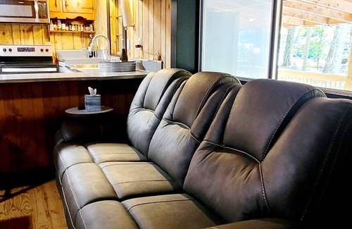 Bristol Cabin | Cozy Creekside Cabin - Mountains, Stream, Sleeps 7, Families Welcome, Large Deck