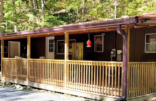 Bristol Cabin | Cozy Creekside Cabin - Mountains, Stream, Sleeps 7, Families Welcome, Large Deck