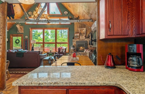 Hague Cabin | COZY CUB CABIN Mountainside Lake George, Hot Tub, Fireplace, Gazebo