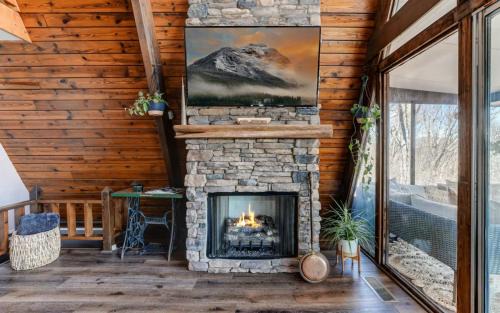 Tate Ski Chalet | Cozy Days Hideaway - Modern rustic vibes mountain views