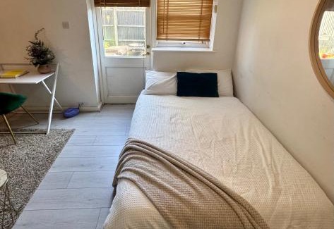 Homerton Bed & Breakfast | cozy delux bedroom in the heart of London