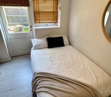 Homerton Bed & Breakfast | cozy delux bedroom in the heart of London