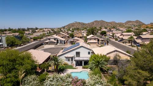 Dave Brown Autumn Hills House | Cozy Desert Escape - Fire Pit - Pool - Fast WiFi