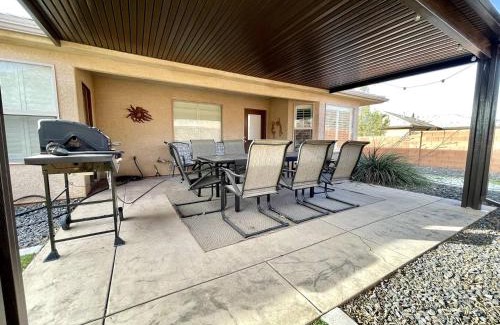 La Verkin House | Cozy Desert Retreat Near Zion - Patio Dininggrill