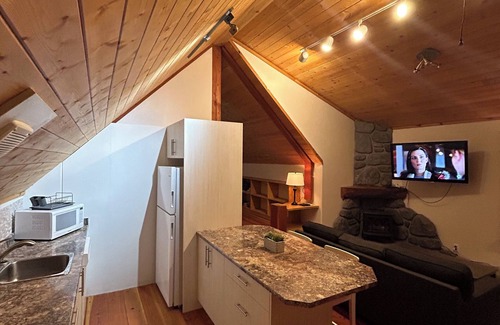 Comox Cottage | Cozy Detached Private 1 BR Carriage House in Comox